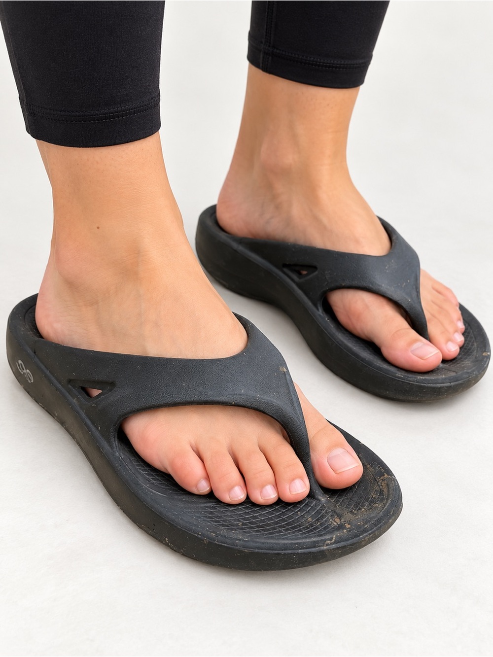 OOFOS Black Cushioned Recovery Thong Sandals Women’s 6 Men’s 4 EU 37